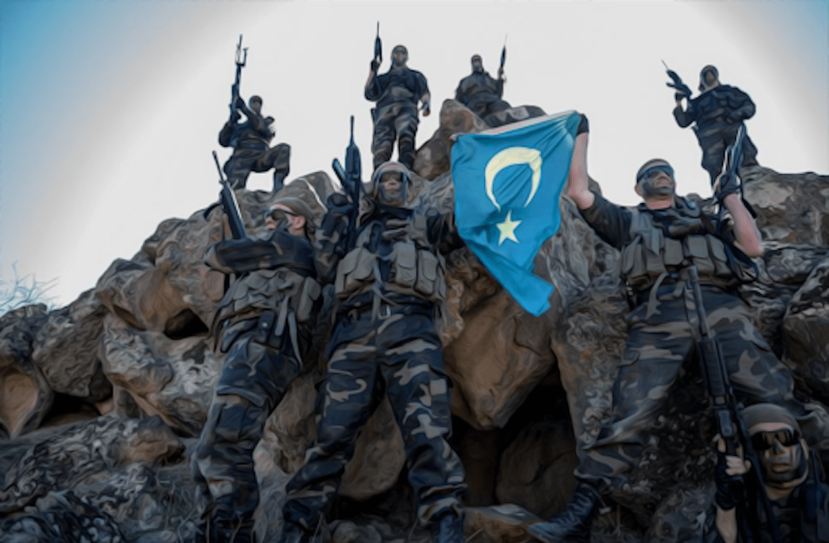 Soldados uigures posan junto a algunos de los terroristas más temidos de Al-Qaeda. Fuente: Facebook. Imagen extraída de A