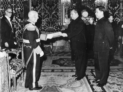 Franco entrega sus credenciales al primer embajador de China en España. Inicio de las relaciones entre ambos países.