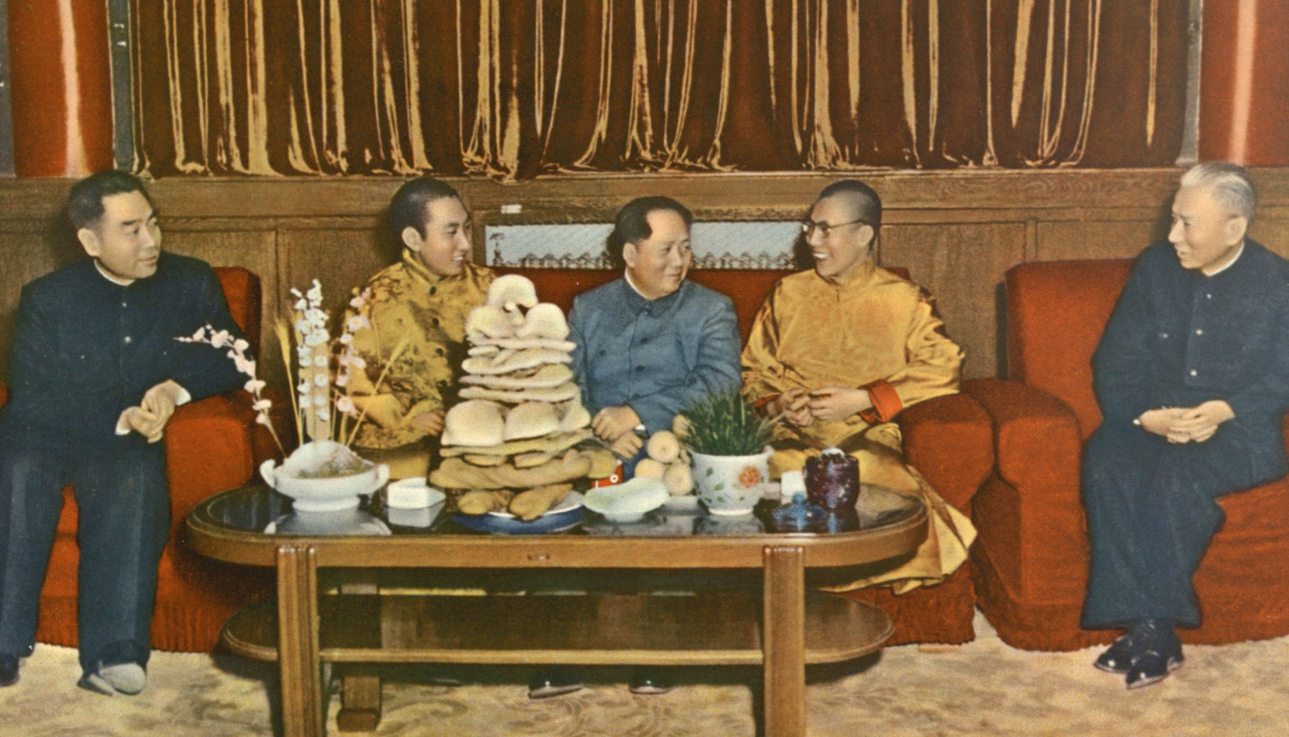 El 14º Dalai Lama y el 10º Panchen Lama del Tíbet, junto a Zhou Enlai, Mao Zedong y Liu Shaoqi. Beijing, 1955